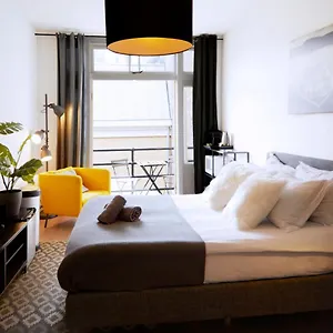Modern Hideout Ace Location Couette-café